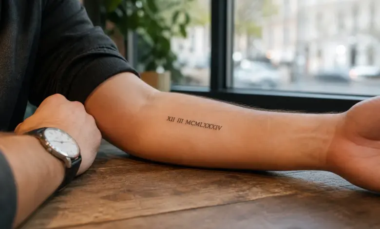 Kleines verheiltes Tattoo mit römischen Zahlen auf dem Unterarm