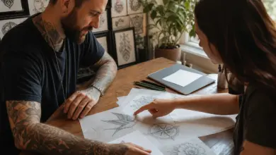 Tattoo-Bedeutung: Bedeutungen von Motiven und ihre Symbolik 13 Tattoo-Künstler und Kundin wählen gemeinsam ein symbolisches Tattoo-Motiv aus
