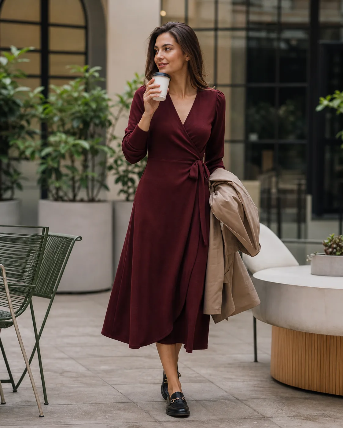 SHEIN Kleider stylen: 30 Outfit-Ideen für jeden Anlass 15 Bordeauxrotes Wickelkleid mit Loafern und Trenchcoat im Coworking-Space