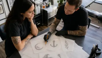 Welches Tattoo steht für was? Motive und Bedeutungen 4 Verschiedene symbolische Tattoo-Zeichnungen liegen bei einer Beratung auf dem Tisch