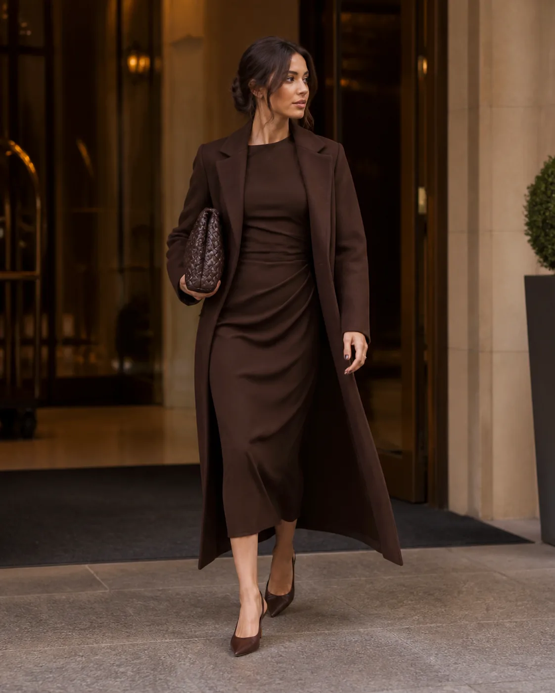 SHEIN Kleider stylen: 30 Outfit-Ideen für jeden Anlass 19 Monochromes braunes Kleid mit Mantel und Pumps vor einem Hotel