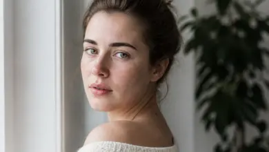 Grüne Augen - Spirituelle Bedeutung und Symbolik 2 Nahaufnahme einer Frau mit natürlich grünen Augen und sichtbaren Sommersprossen