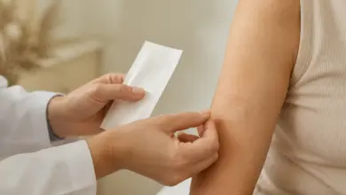 Narbenpflaster - Erfahrungen bei der Narbenbehandlung und Anwendung 13 Transparentes Silikon-Narbenpflaster wird auf eine verheilte Narbe am Oberarm gelegt