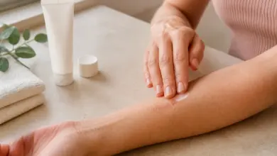 Narbencreme 17 Narbencreme wird sanft auf eine verheilte Narbe am Unterarm einmassiert