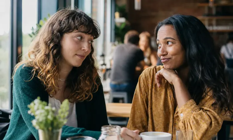 Böse Sprüche für jede Gelegenheit 13 Zwei Freundinnen tauschen im Café einen humorvoll spitzen Blick aus