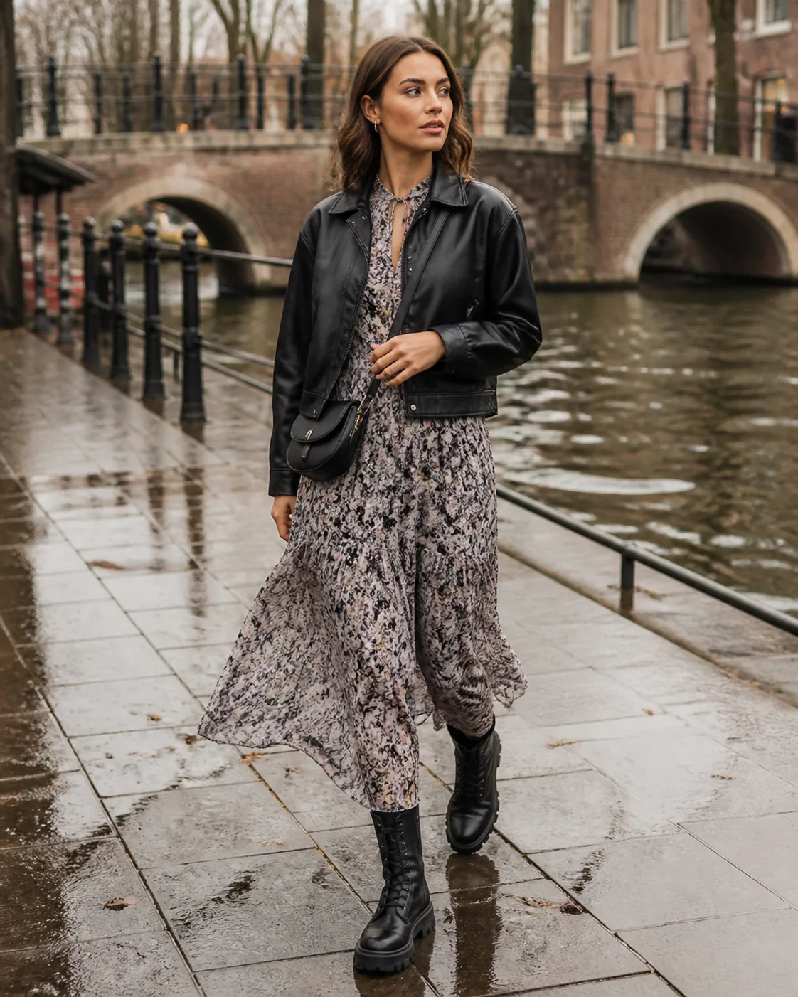 SHEIN Kleider stylen: 30 Outfit-Ideen für jeden Anlass 28 Florales Kleid mit Combat Boots und kurzer Jacke an einem Regentag