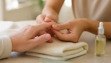 Nagelbett wieder aufbauen, pflegen und schützen 3 Natürliche Fingernägel werden bei einer professionellen Nagelpflege untersucht