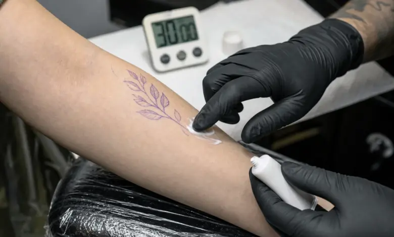 Tattoo-Betäubungscreme: Hilft sie wirklich gegen die Schmerzen? 15 Betäubungscreme wird vor dem Tätowieren neben einer floralen Schablone aufgetragen