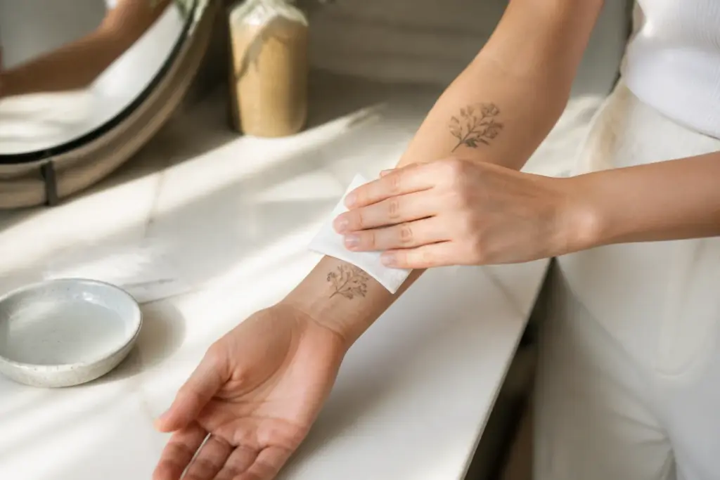 Temporäre Tattoos: Haltbarkeit, Arten und Risiken
