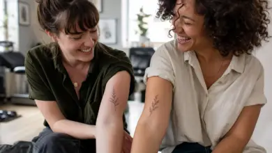 Freundschaftstattoo: 35 Ideen, Symbole und Planung 1 Zwei Freundinnen zeigen kleine zusammengehörige Tattoos auf den Unterarmen