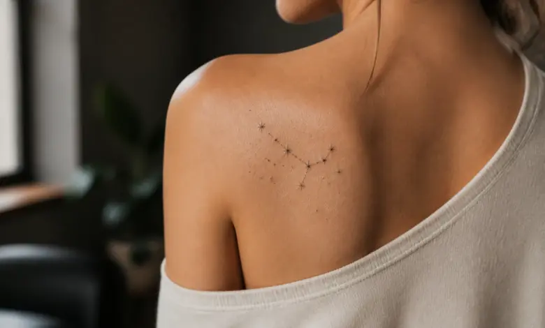 Tattoo Sterne - Bedeutungen, Stile und Inspirationen 5 Dezentes Sternbild-Tattoo auf der Schulter einer Frau