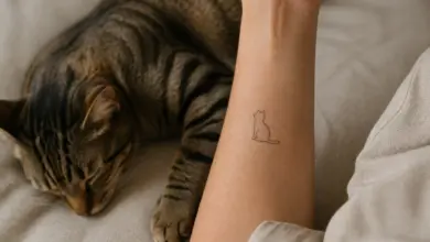 Tattoo Katze: Bedeutung, Ideen und Vorlagen 14 Feines Katzen-Tattoo auf dem Unterarm neben einer ruhenden Katze