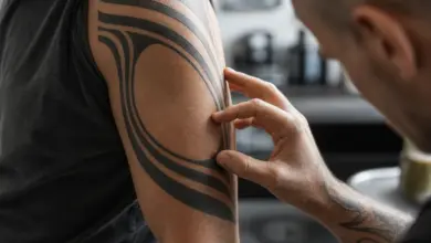 Tribal Tattoo: Bedeutung und Vorlagen mit Symbolik 8 Verheiltes schwarzes Tattoo aus breiten geometrischen Linien am Oberarm