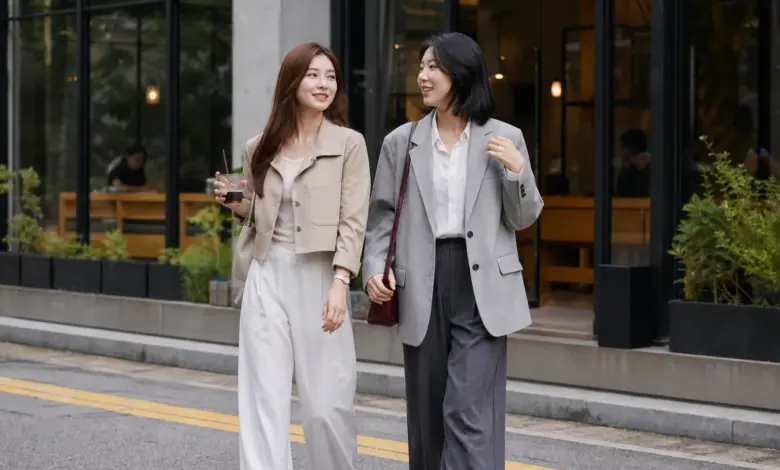 8 Trends bei koreanische Klamotten für 2026 8 Zwei Frauen in moderner koreanischer Streetwear vor einem Café in Seoul