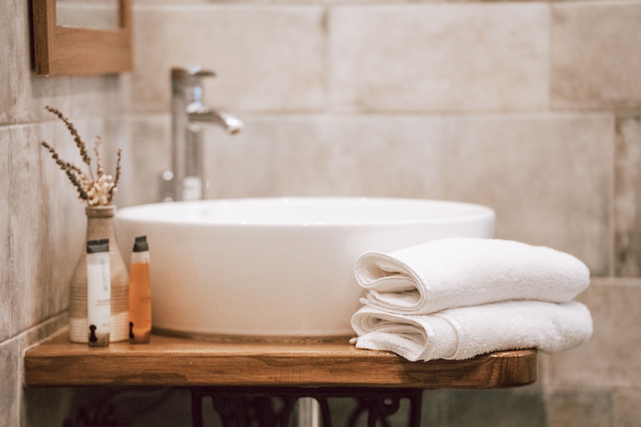 Feng Shui: So richtest du deine Wohnung nach der chinesischen Harmonielehre ein 6 Die Platzierung von Gegenständen im Badezimmer ist ein wichtiger Aspekt von Feng Shui.