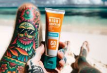 Tattoos vor Sonnenbrand schützen - So geht's